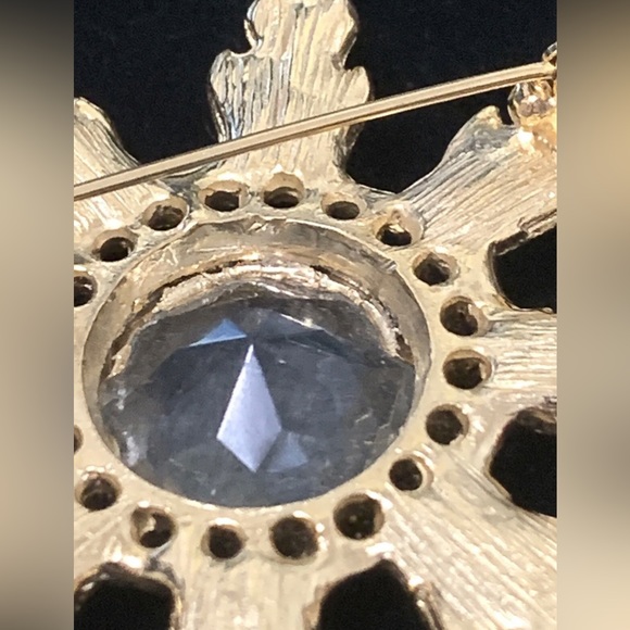 Large Vintage Gold Tone Elegant Brooch Pin Multifaceted Accent Center Sun Burst - Picture 6 of 7